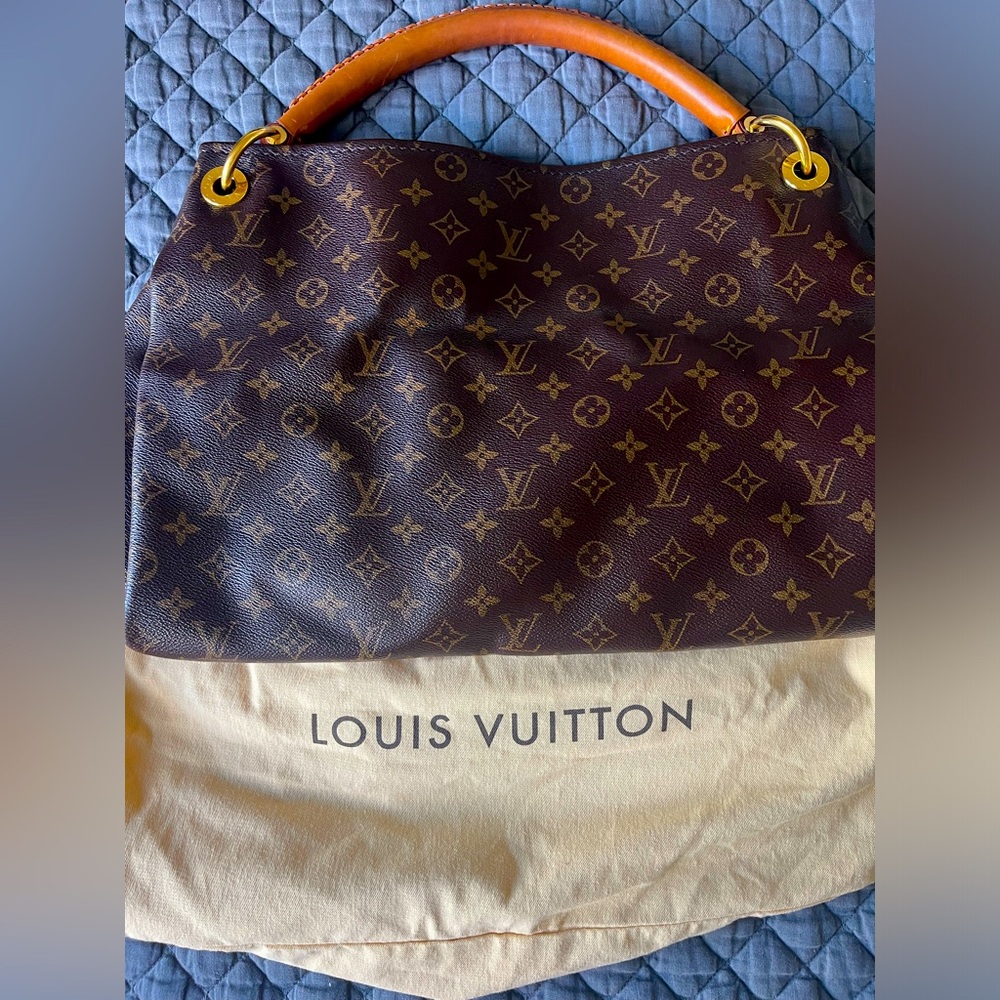 Like NEW Slouch Louis Vuitton Shoulder Purse 🤎